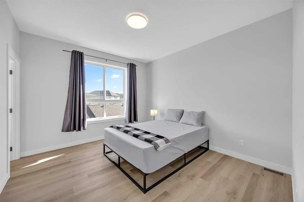 32 Silverton Glen Green SW