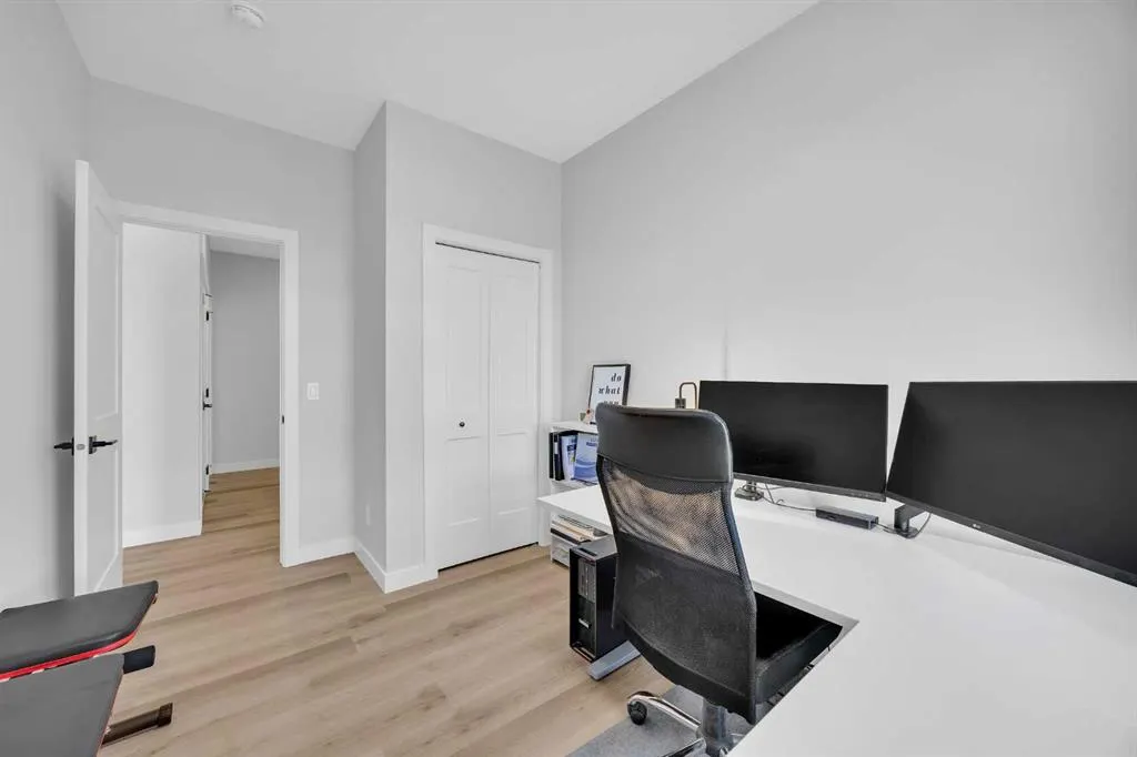 32 Silverton Glen Green SW