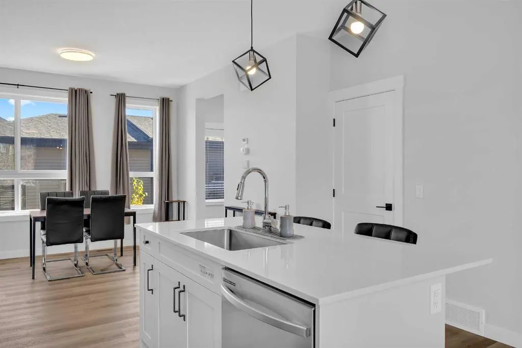 32 Silverton Glen Green SW