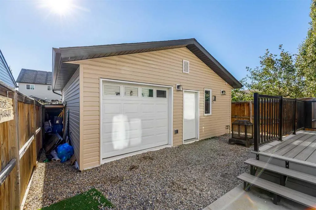 232 Copperpond Parade SE
