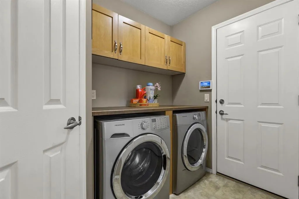 38 Simcoe Crescent SW