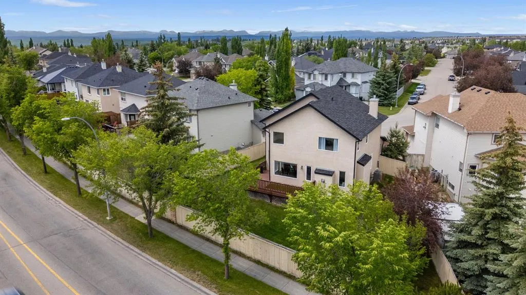 38 Simcoe Crescent SW
