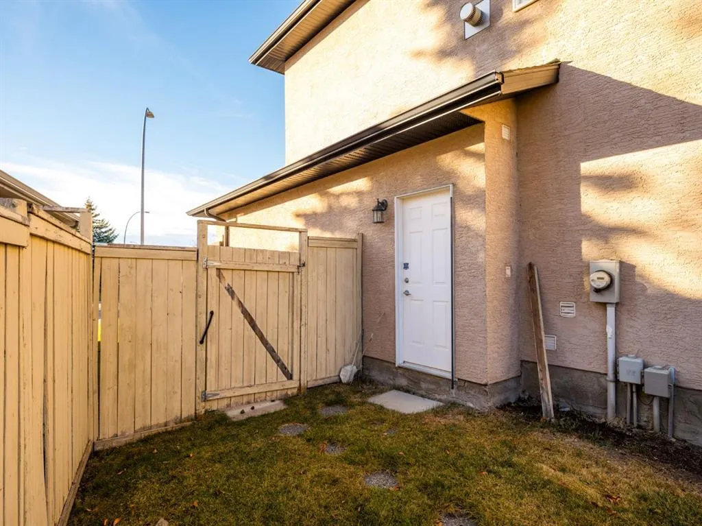38 Simcoe Crescent SW