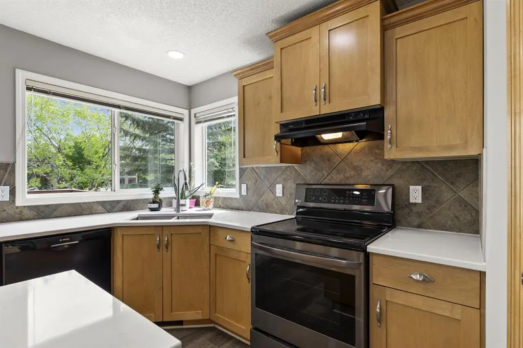 38 Simcoe Crescent SW