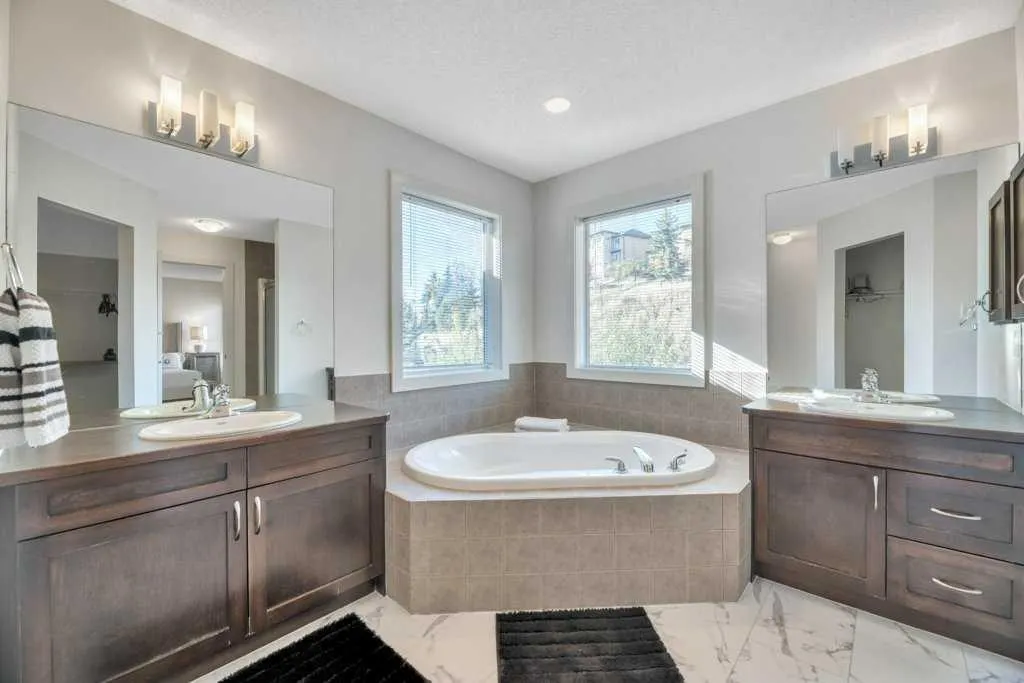 323 St Moritz Drive SW