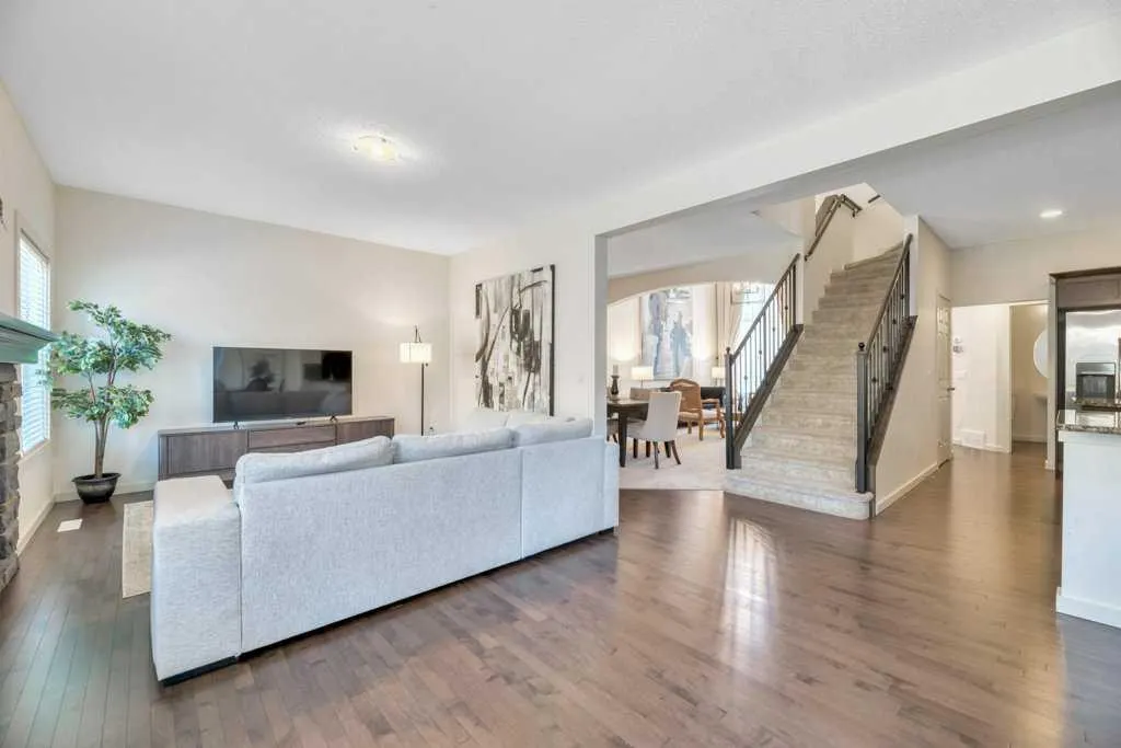 323 St Moritz Drive SW