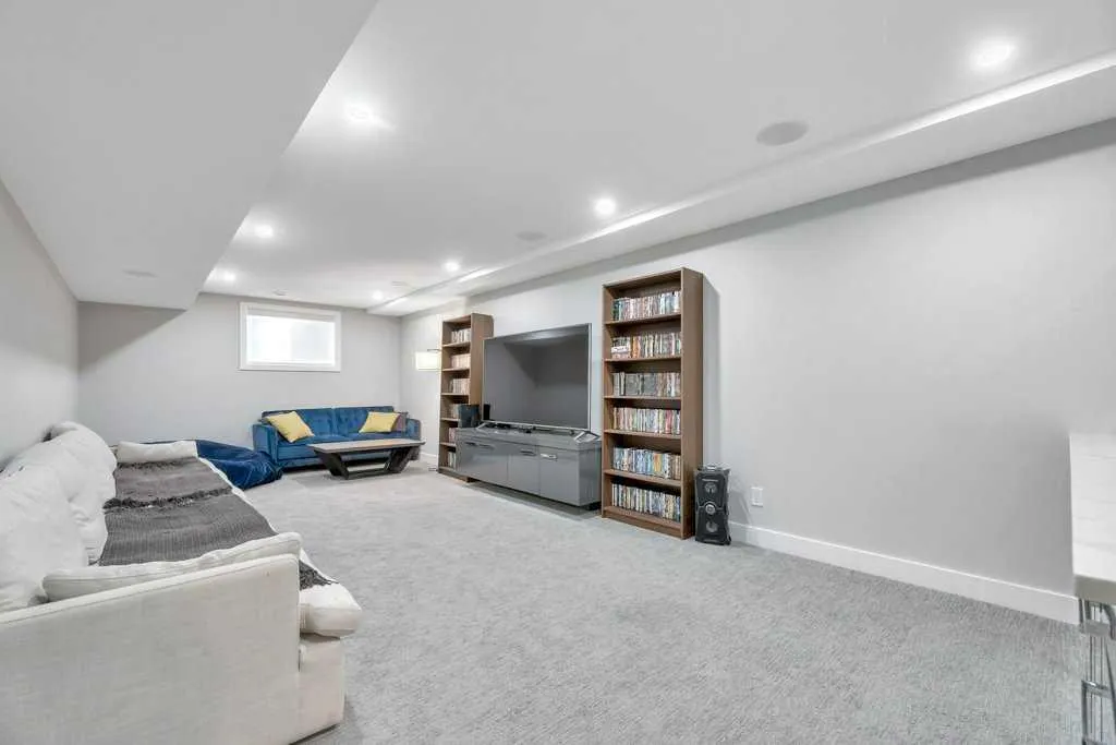 15 Midlake Green SE