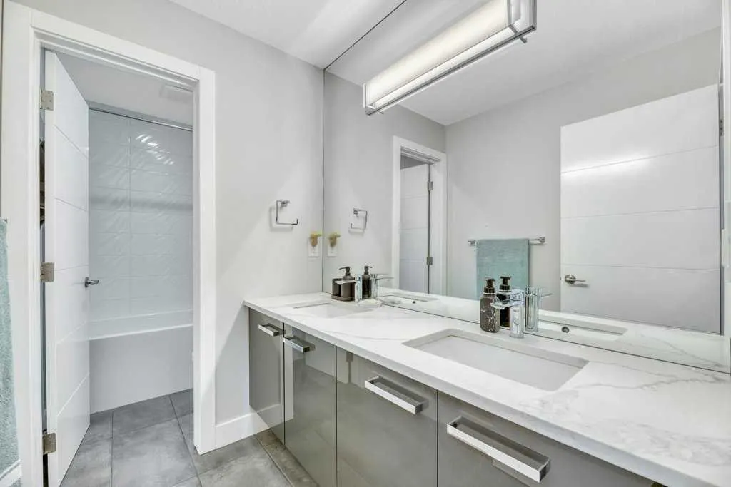 15 Midlake Green SE