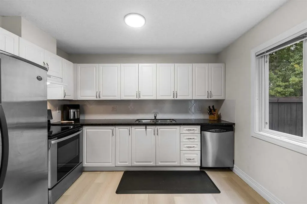 27 Cedarwood Lane SW