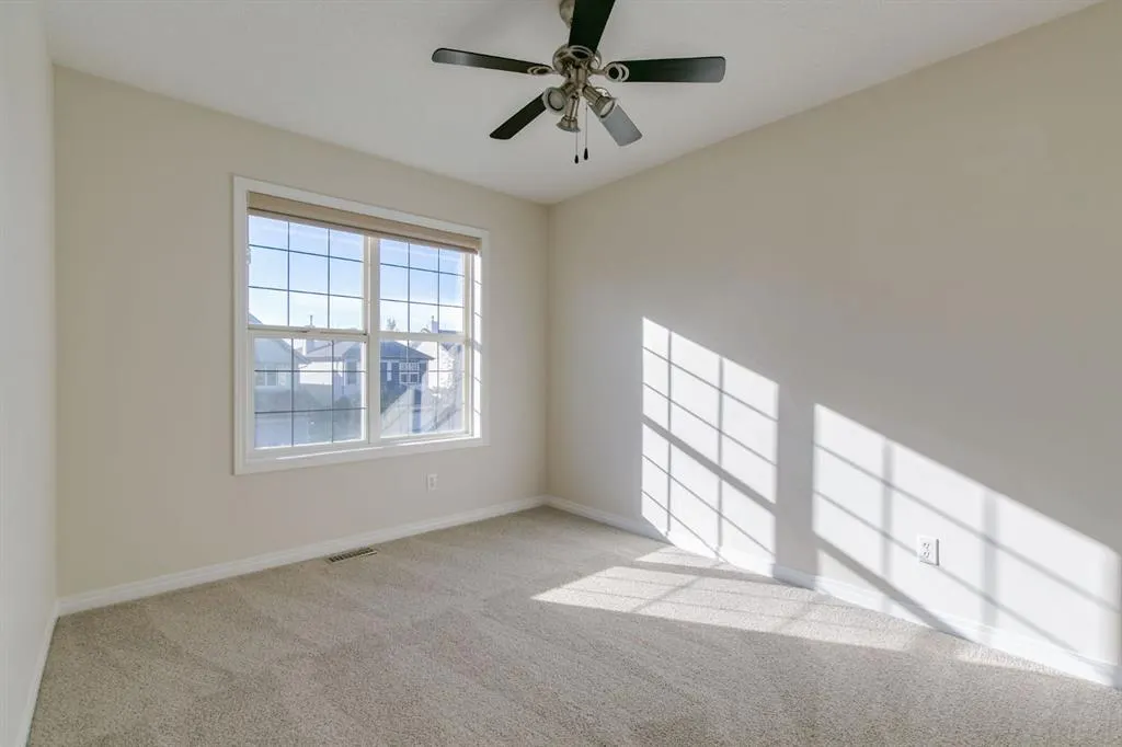 186 COPPERFIELD Close SE