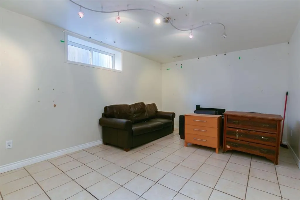 186 COPPERFIELD Close SE