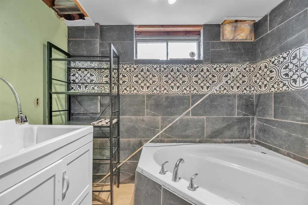 232 Abadan Place NE