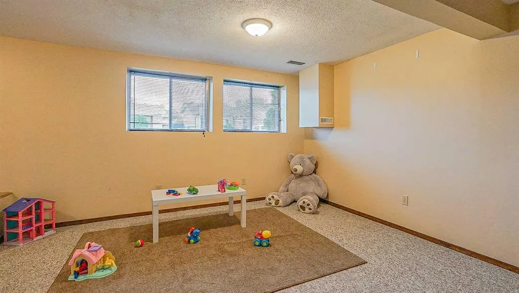 90 Simpson Crescent SE