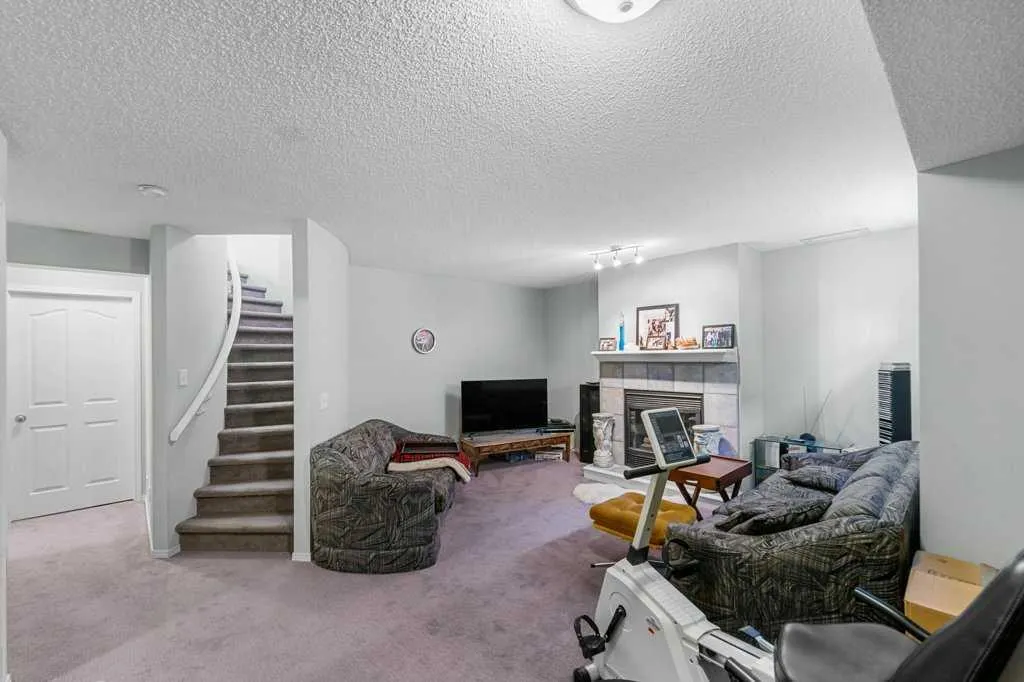 23 Valley Ponds Way NW