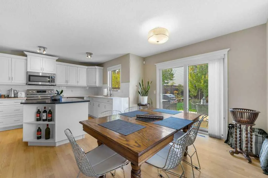 23 Valley Ponds Way NW