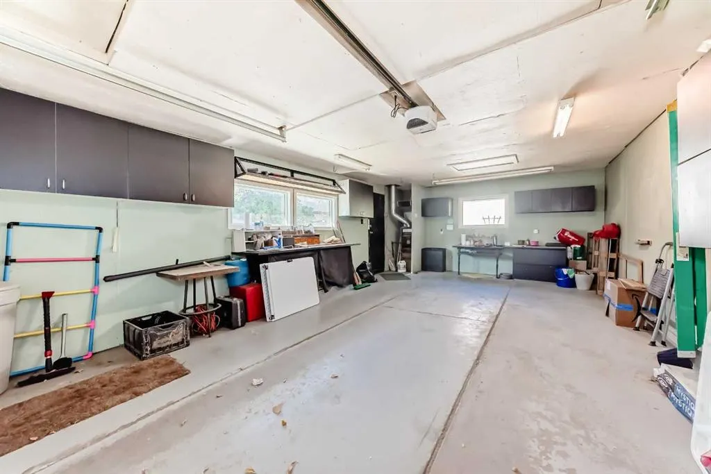1942 Cottonwood Crescent SE
