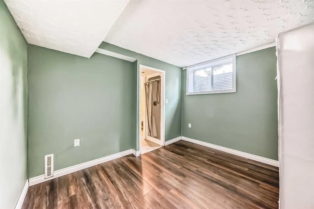 1942 Cottonwood Crescent SE