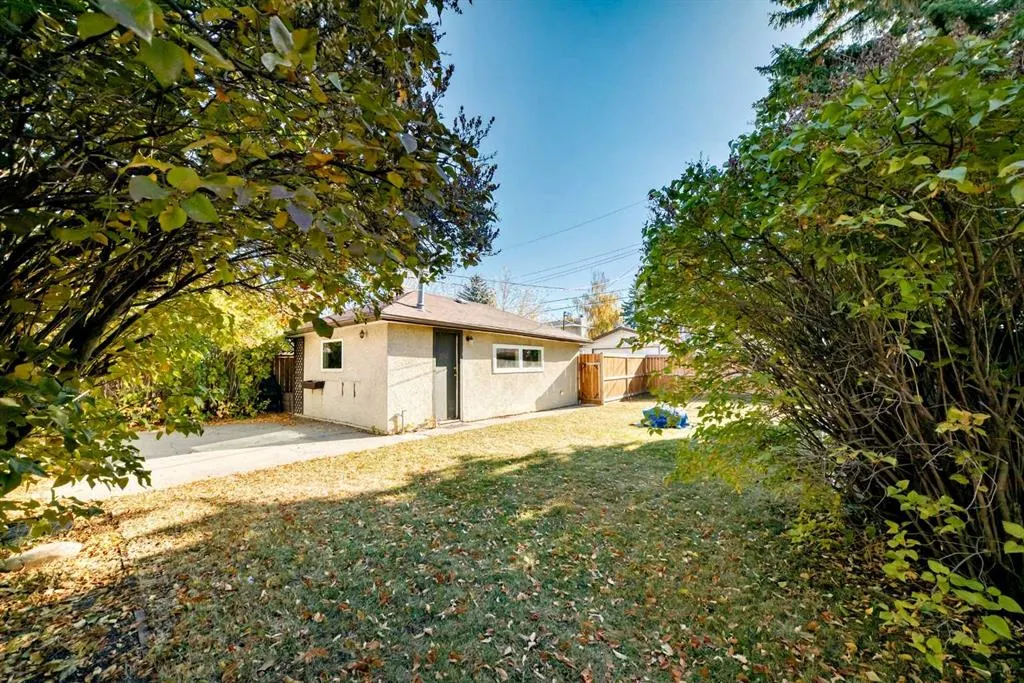 1942 Cottonwood Crescent SE