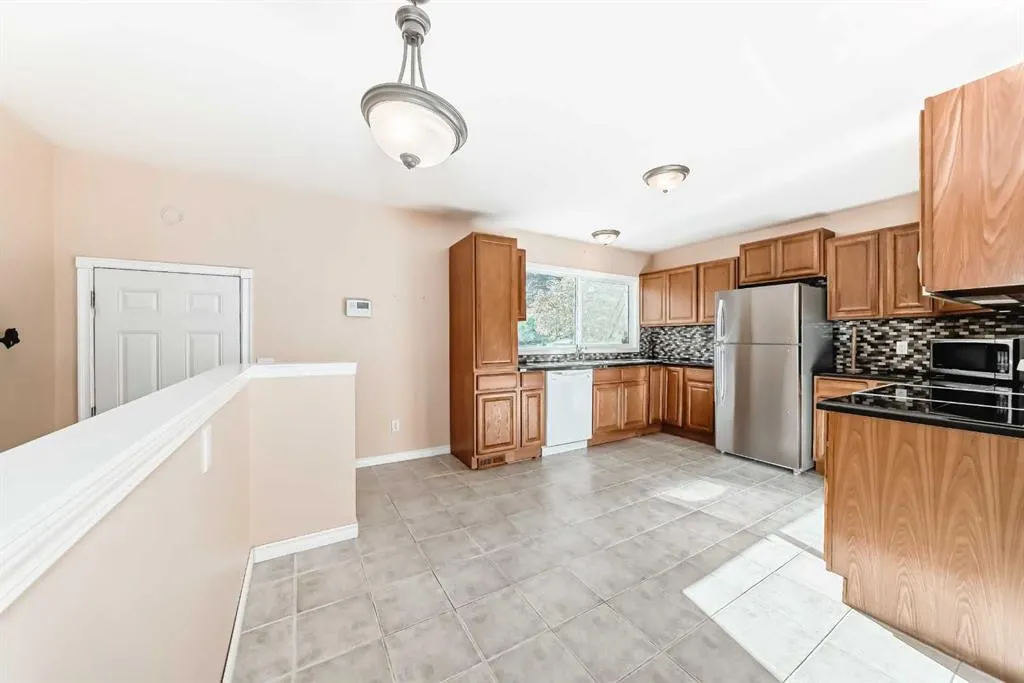 1942 Cottonwood Crescent SE