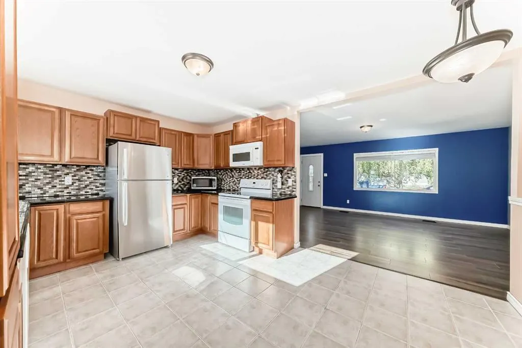 1942 Cottonwood Crescent SE