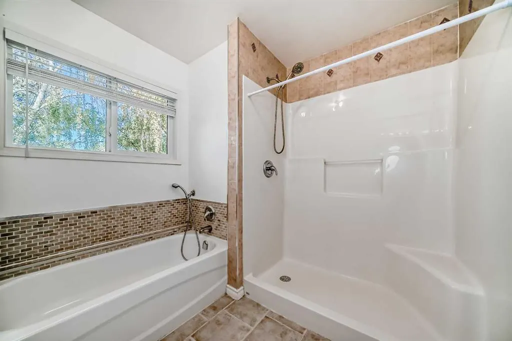 1942 Cottonwood Crescent SE