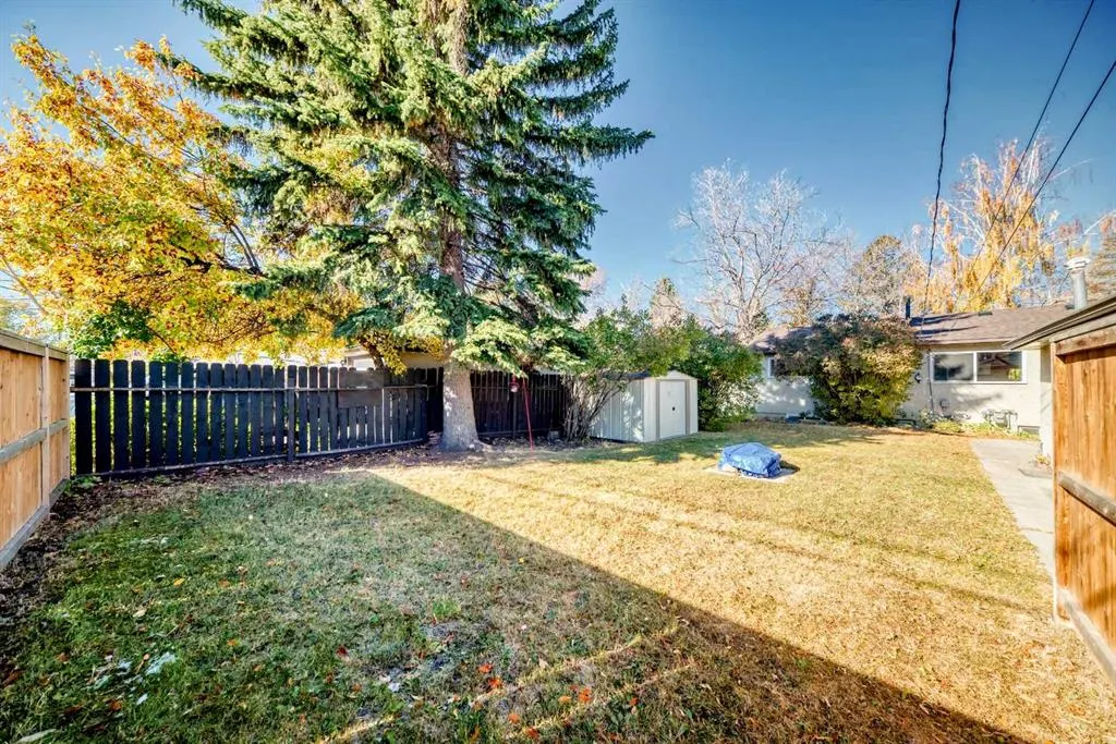 1942 Cottonwood Crescent SE