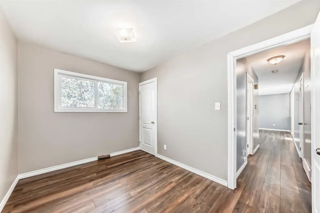 1942 Cottonwood Crescent SE
