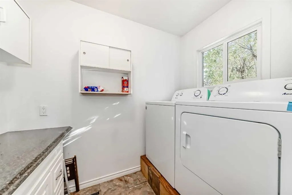 1942 Cottonwood Crescent SE