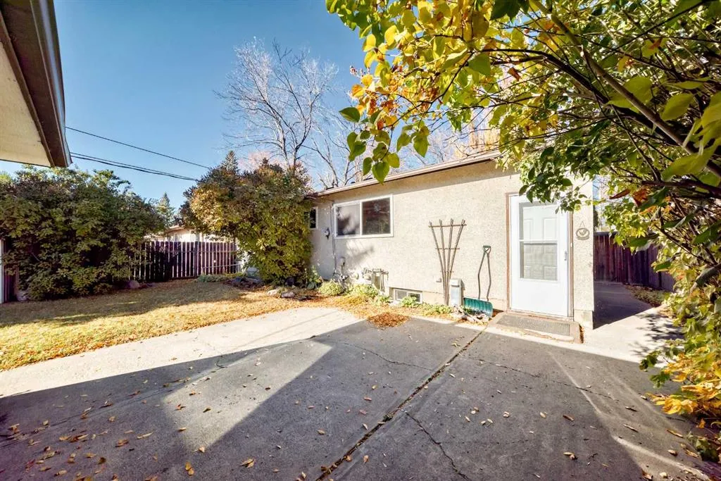 1942 Cottonwood Crescent SE