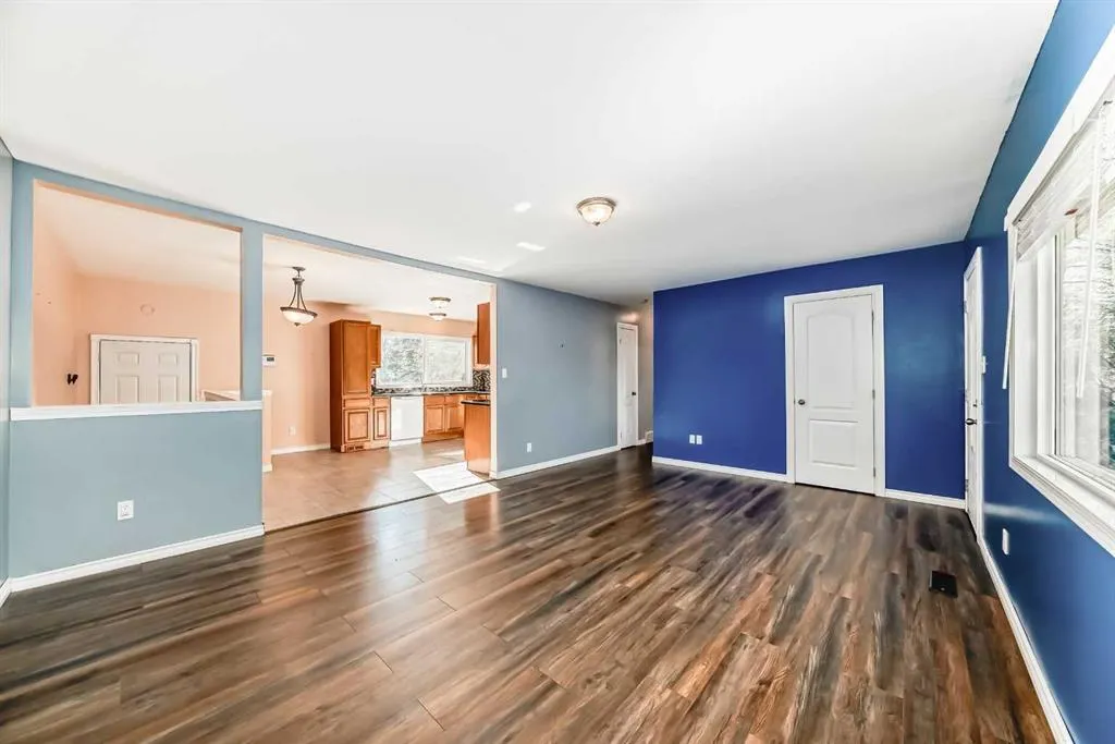 1942 Cottonwood Crescent SE