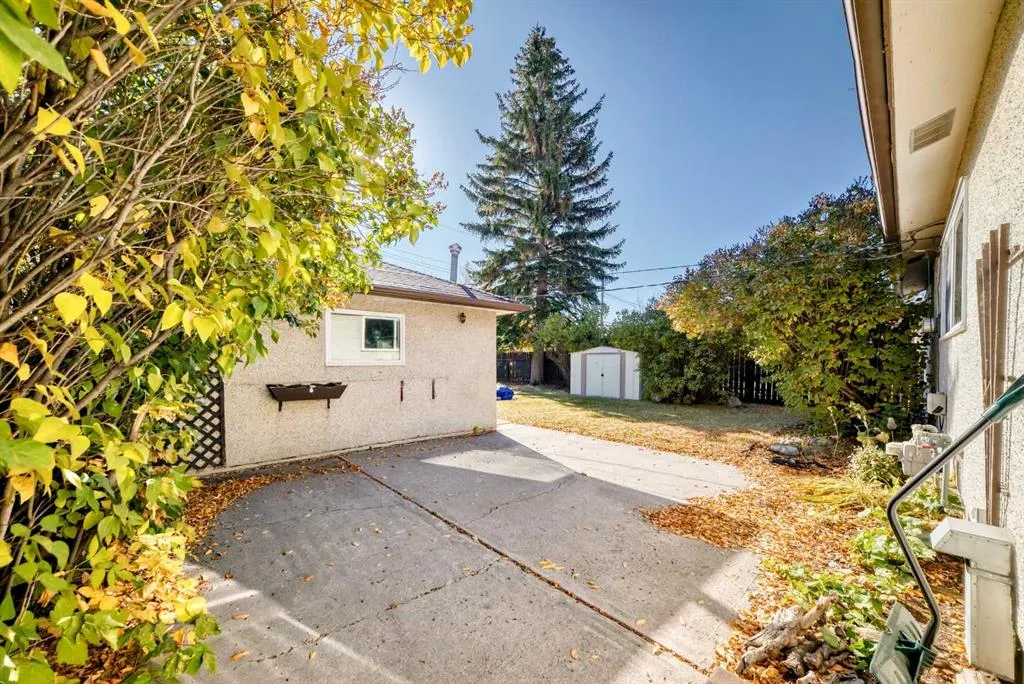 1942 Cottonwood Crescent SE