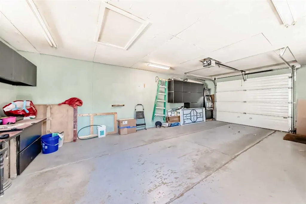 1942 Cottonwood Crescent SE