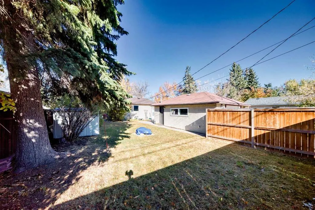 1942 Cottonwood Crescent SE