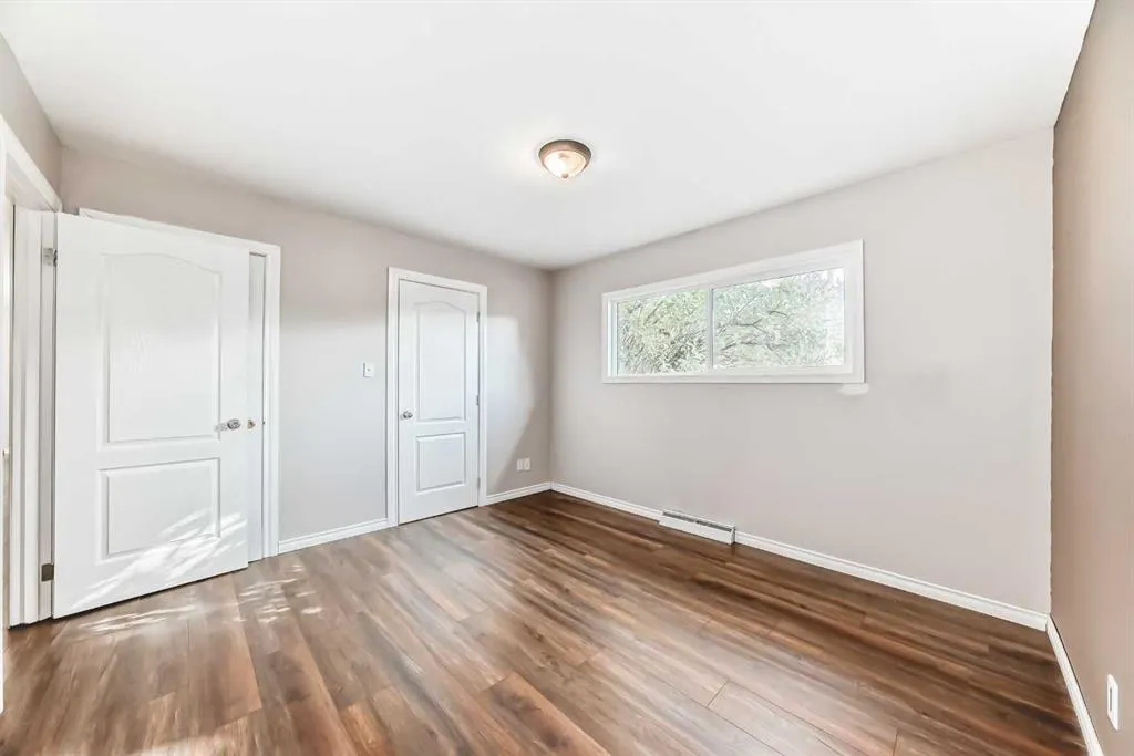 1942 Cottonwood Crescent SE
