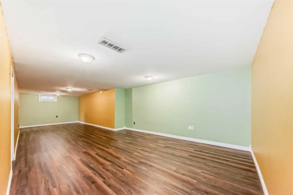 1942 Cottonwood Crescent SE