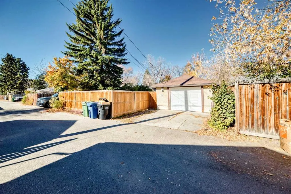 1942 Cottonwood Crescent SE