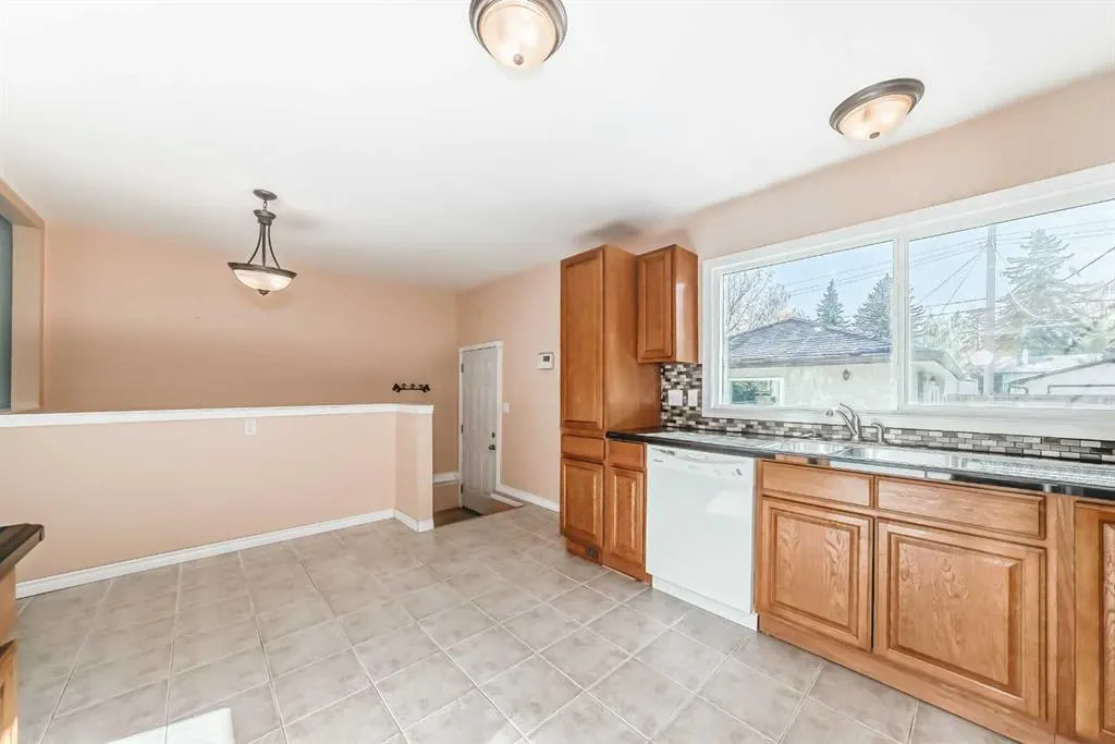 1942 Cottonwood Crescent SE