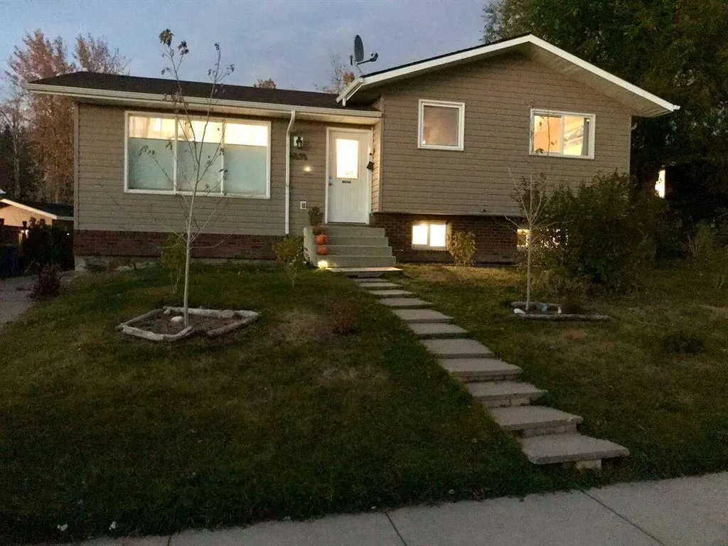 5232 38 Street Crescent