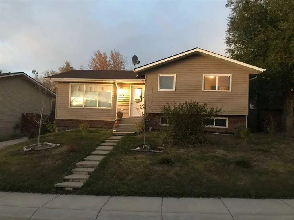 5232 38 Street Crescent