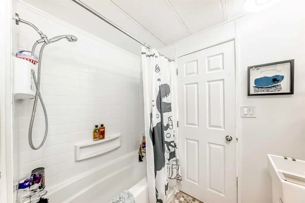 649 Main Street N, #11