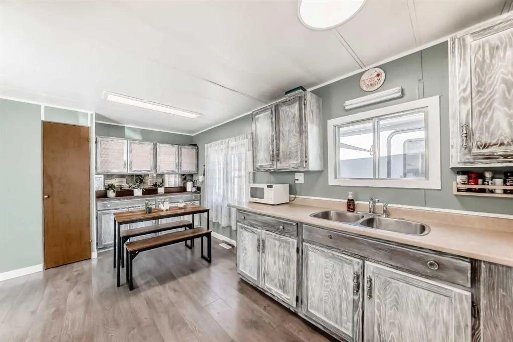 649 Main Street N, #11