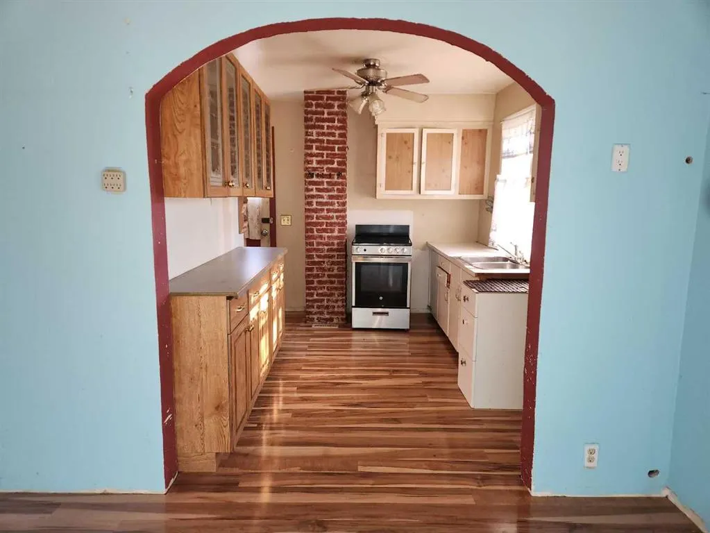 4913-57 Ave .