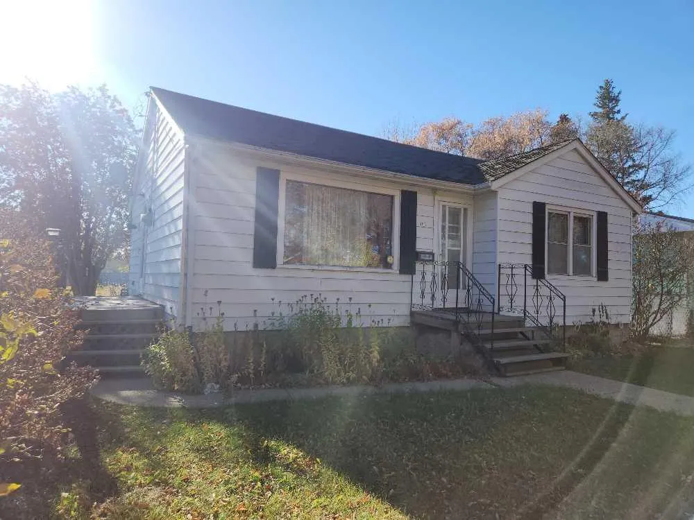 4913-57 Ave .