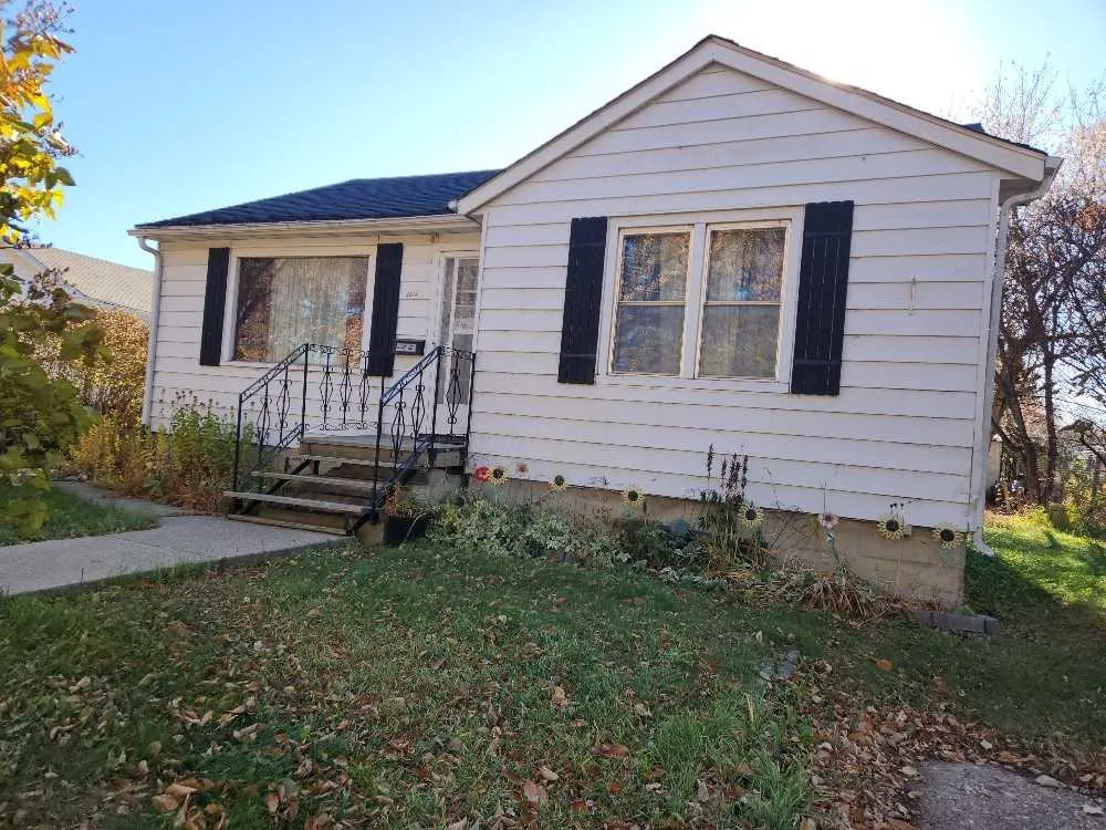 4913-57 Ave .