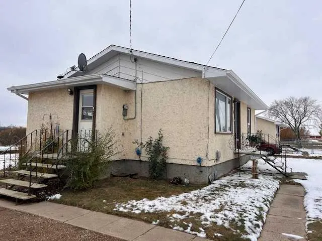 118 2 Avenue W