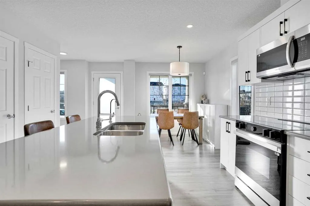 285 Yorkville Boulevard SW