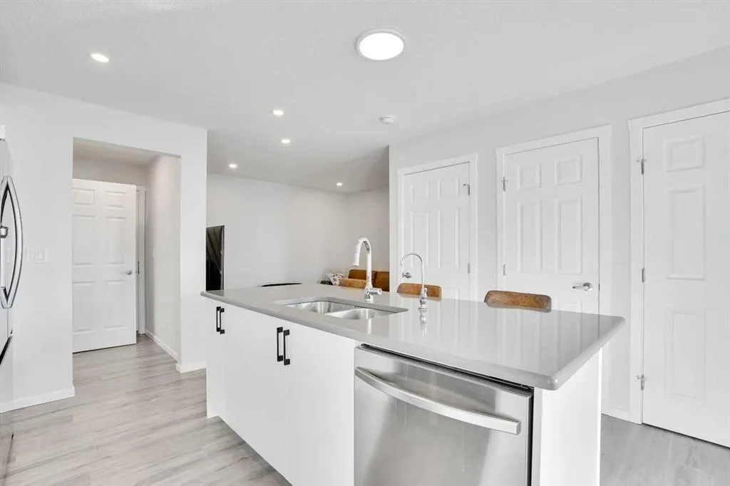 285 Yorkville Boulevard SW