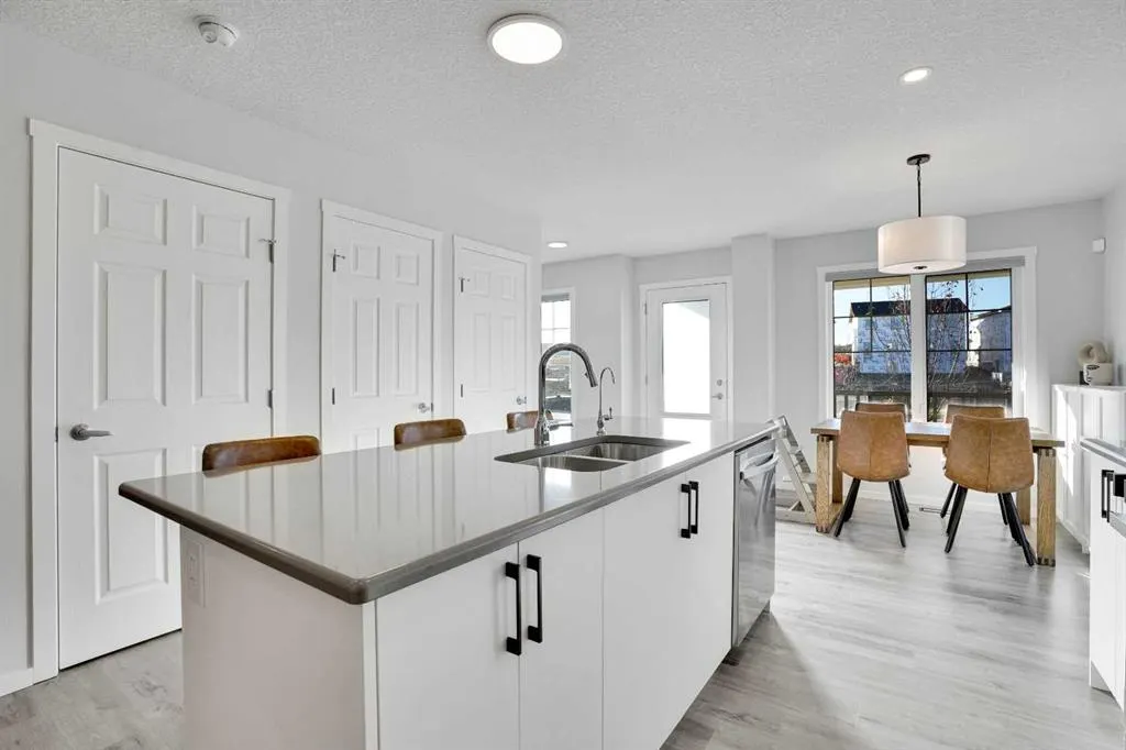 285 Yorkville Boulevard SW