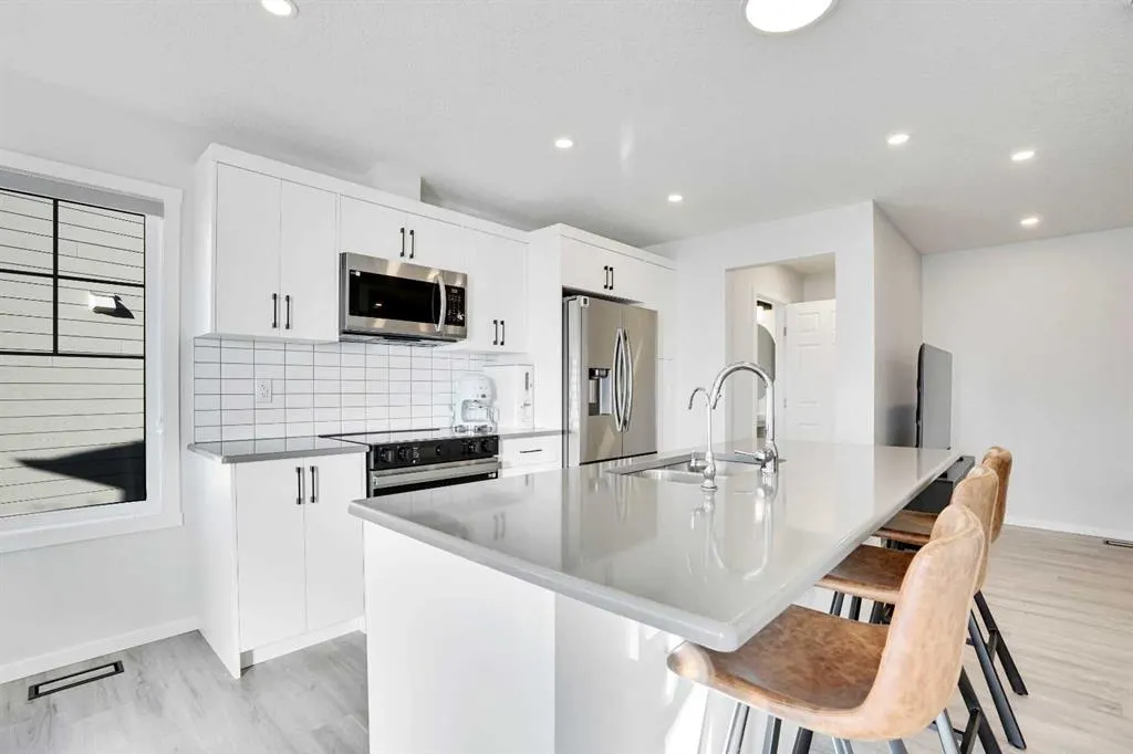 285 Yorkville Boulevard SW
