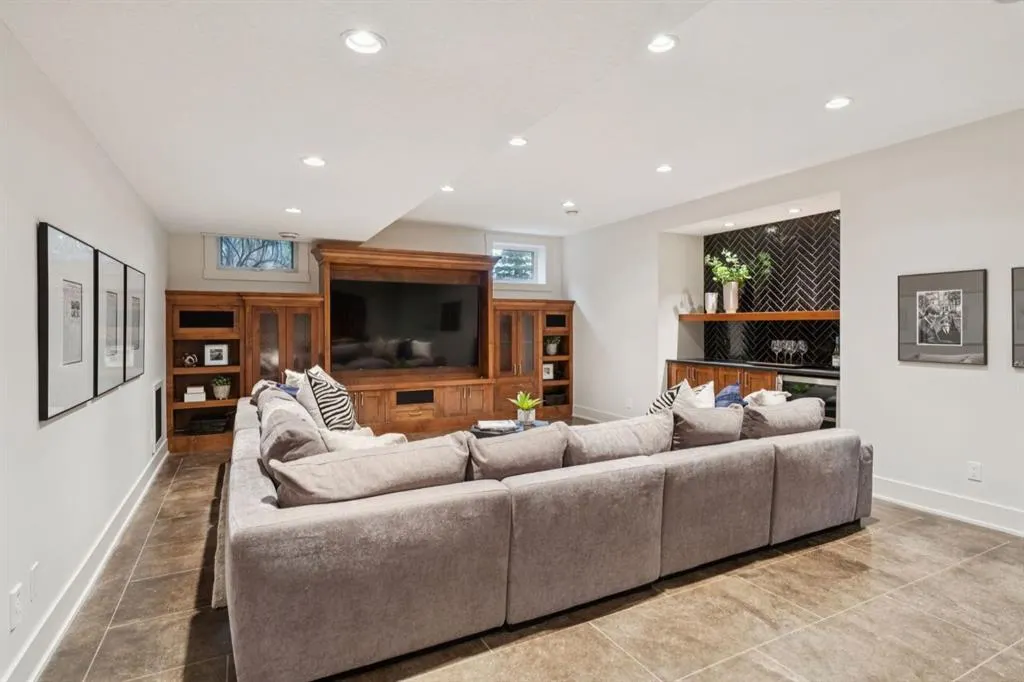 146 Waterside Court